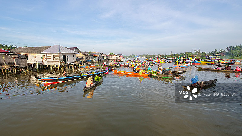 婆罗洲马塔普拉水上市场与巴里托河图片素材