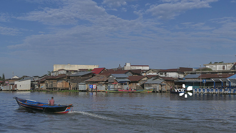 婆罗洲马塔普拉水上市场与巴里托河图片素材