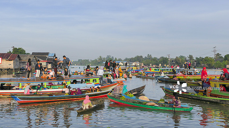 婆罗洲马塔普拉水上市场与巴里托河图片素材