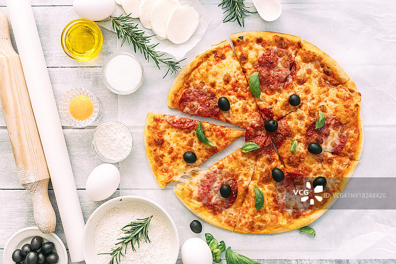 木质背景上的意大利香肠披萨图片素材