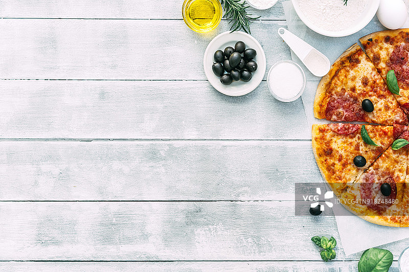 木质背景上的意大利香肠披萨图片素材