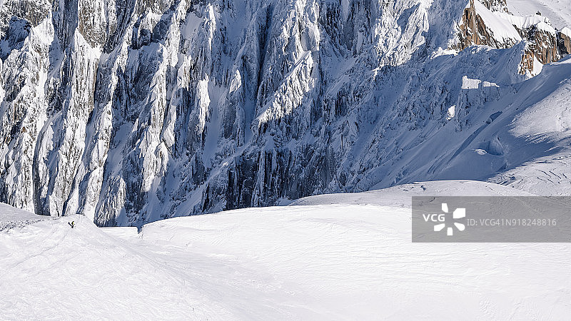 在Vallee Blanche和Aiguille Du Plan滑雪图片素材