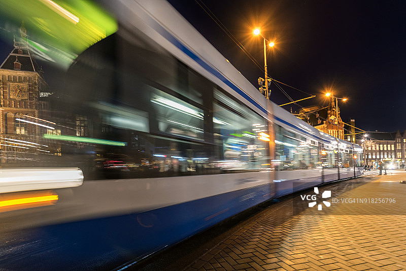 阿姆斯特丹中央车站的快速有轨电车图片素材