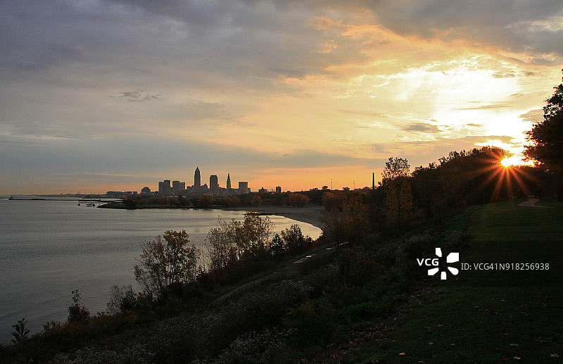 伊利湖岸线日出图片素材