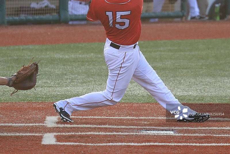 棒球击球手挥棒击球图片素材