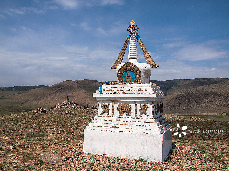 蒙古哈尔和林镇附近的带有索永布符号的山丘上的佛塔图片素材