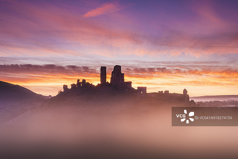 晨曦中的科夫城堡图片素材