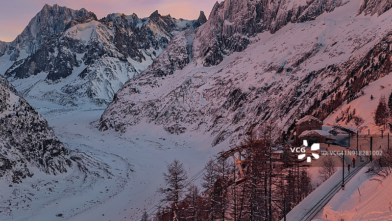 冬季蓝色时刻冰川的浪漫景色图片素材