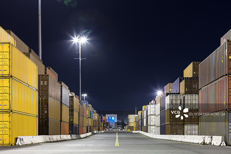 夜间货运码头集装箱之间的道路图片素材
