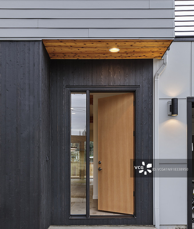 现代住宅的棕色前门，灯光明亮图片素材