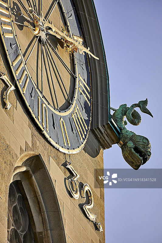 瑞士苏黎世圣母教堂钟面和滴水嘴兽特写图片素材