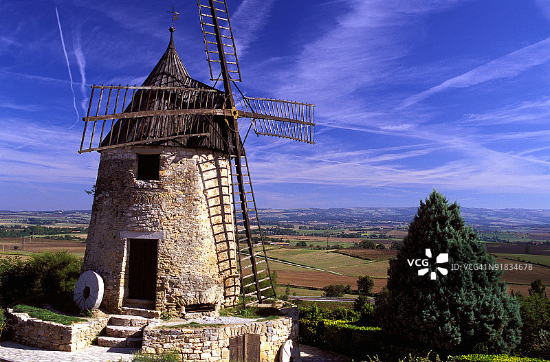 法国卡斯泰尔诺达里乡村风车图片素材