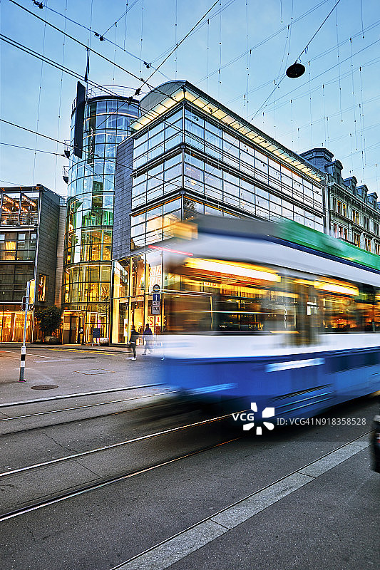瑞士有轨电车和缆车：苏黎世班霍夫大街的傍晚图片素材