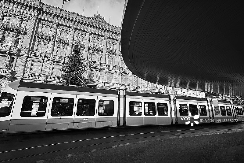 苏黎世阅兵广场瑞士信贷总部前的电车站图片素材