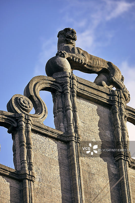 苏黎世班霍夫大街建筑上的老虎雕像细节图片素材