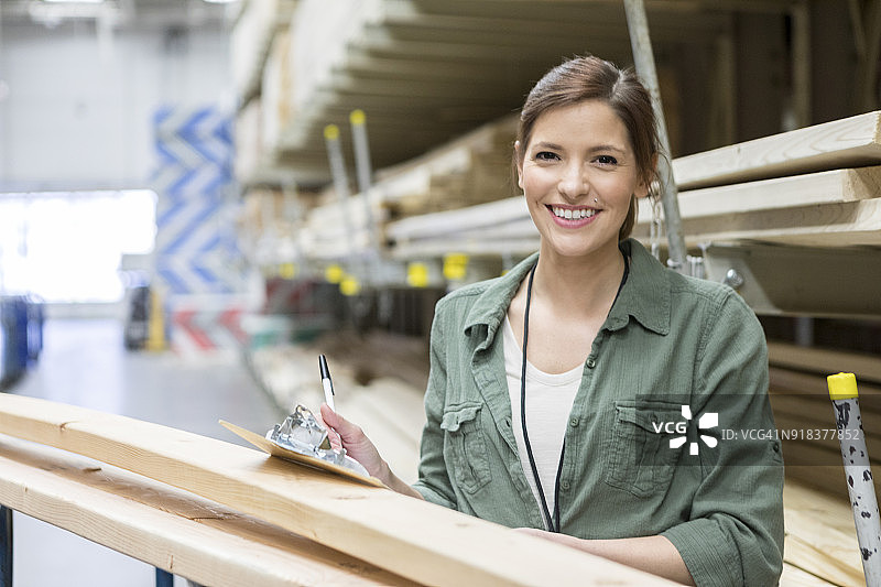 在五金店工作的中年女人图片素材