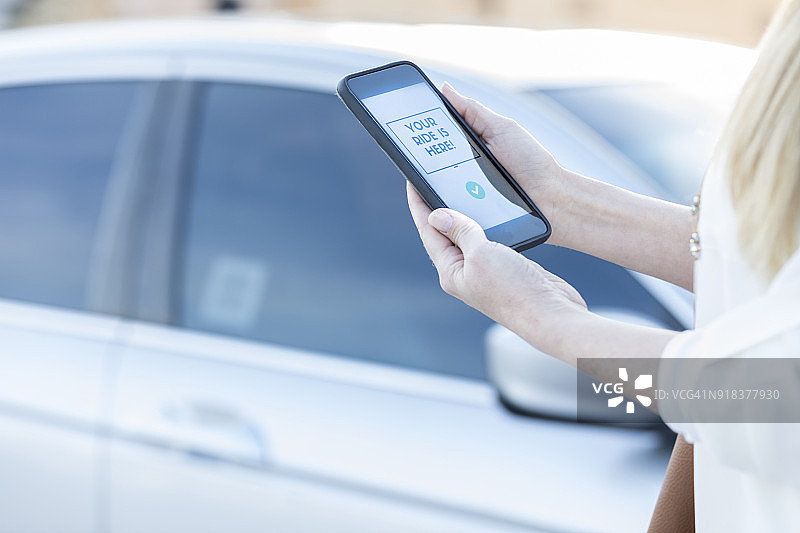 使用网约车手机App的女人图片素材