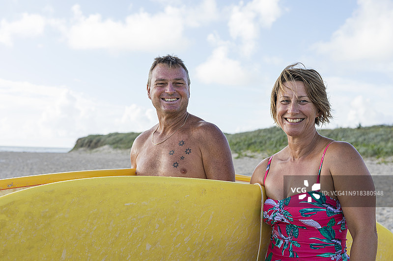 中年夫妇与马里布长板冲浪板图片素材