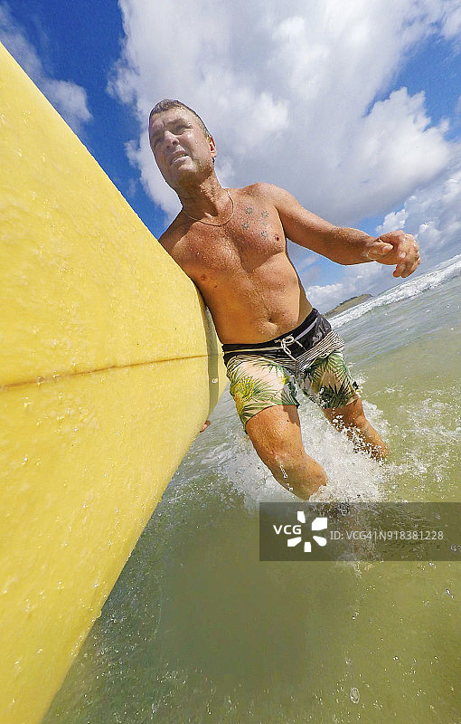 中年男人在海滩冲浪的视角图像图片素材