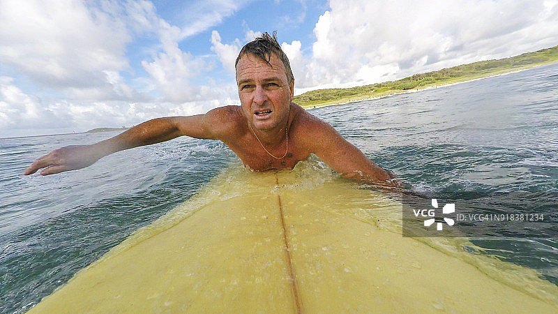 中年男人在海滩冲浪的视角图像图片素材