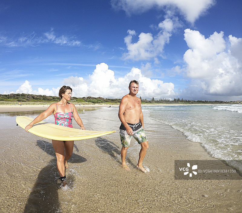 中年夫妇与马里布长板冲浪板图片素材