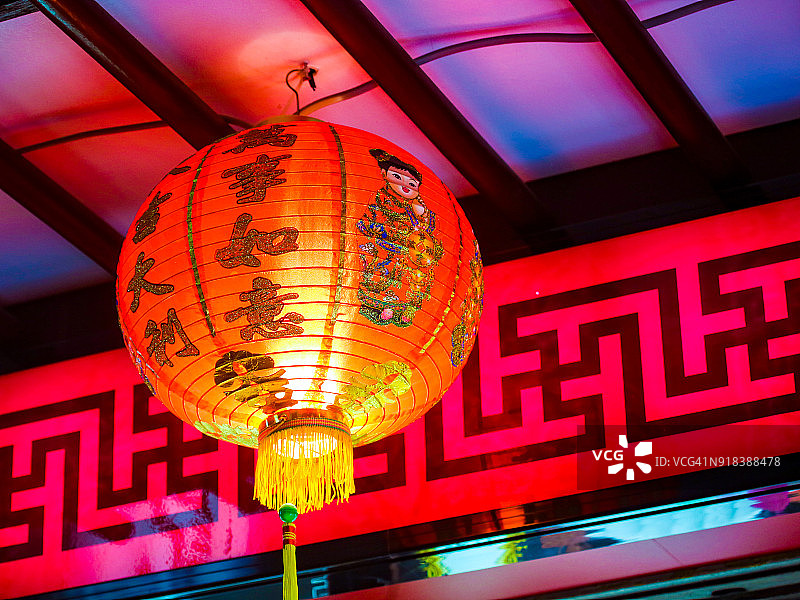 夜晚街边悬挂的新年祝福灯笼图片素材