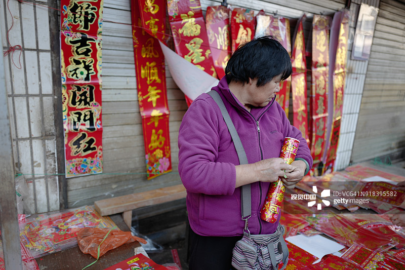 中国云南大理农贸市场春节前夕购买年货的人们图片素材