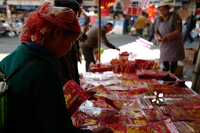 中国云南大理农贸市场春节前夕购买年货的人们图片素材