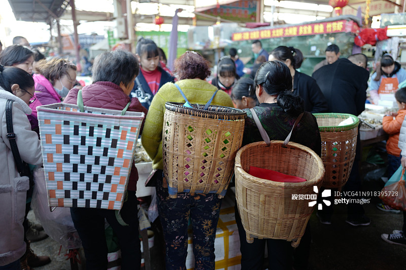 中国云南大理农贸市场春节前夕购买年货的人们图片素材