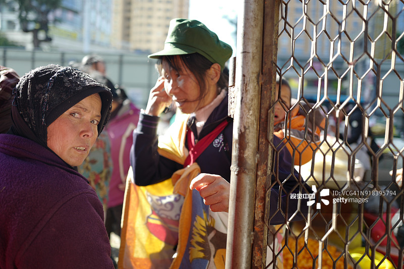 中国云南大理农贸市场春节前夕购买年货的人们图片素材