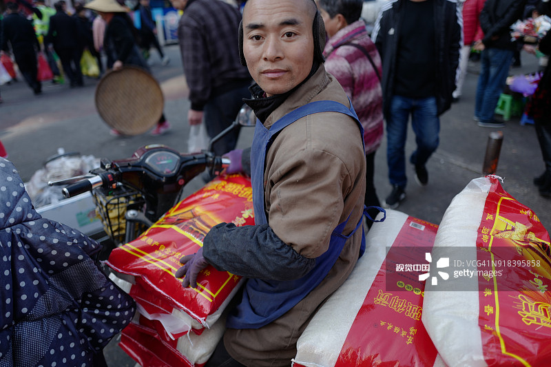 中国云南大理农贸市场春节前夕购买年货的人们图片素材