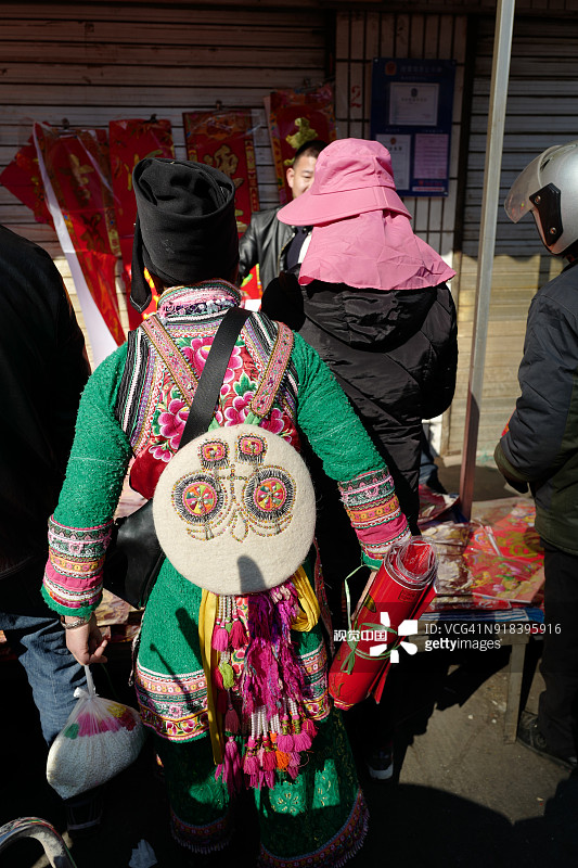中国云南大理农贸市场春节前夕购买年货的人们图片素材