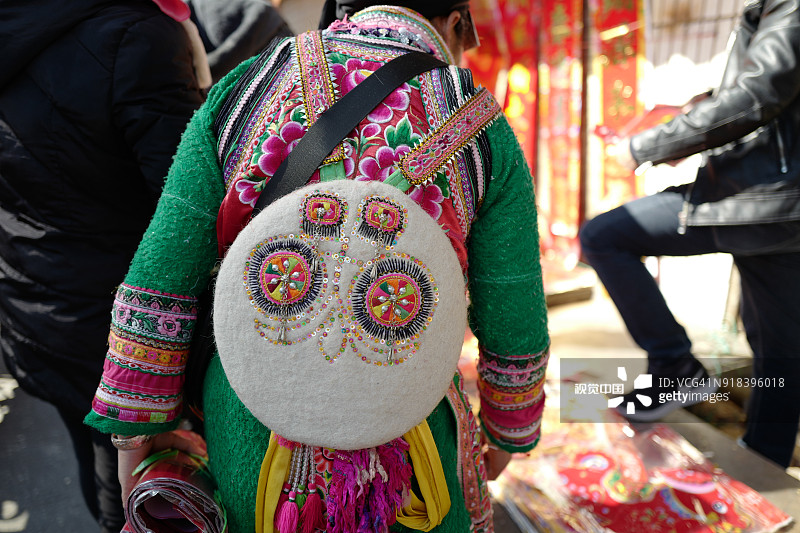 中国云南大理农贸市场春节前夕购买年货的人们图片素材