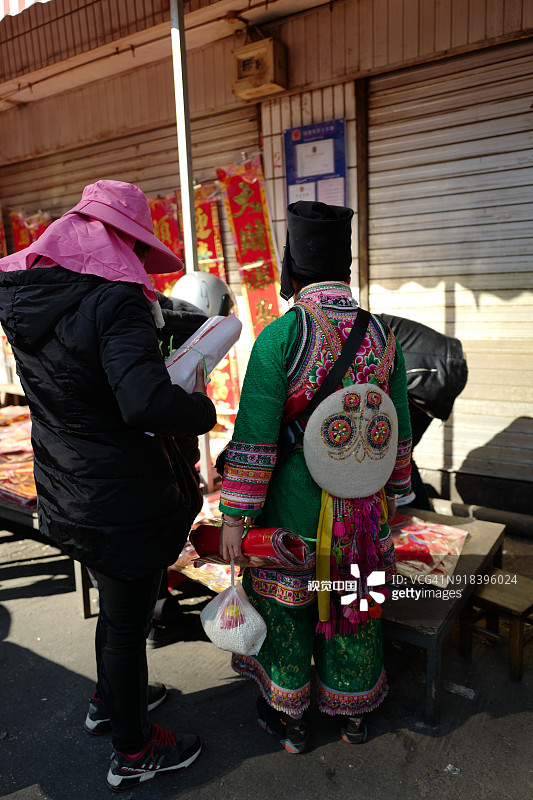 中国云南大理农贸市场春节前夕购买年货的人们图片素材
