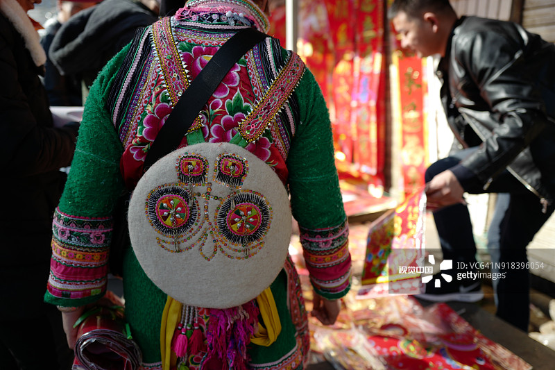 中国云南大理农贸市场春节前夕购买年货的人们图片素材