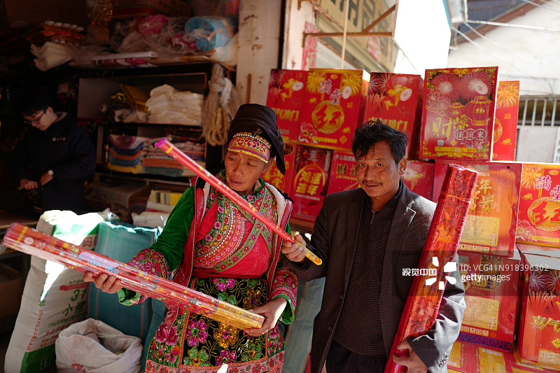中国云南大理农贸市场春节前夕购买年货的人们图片素材