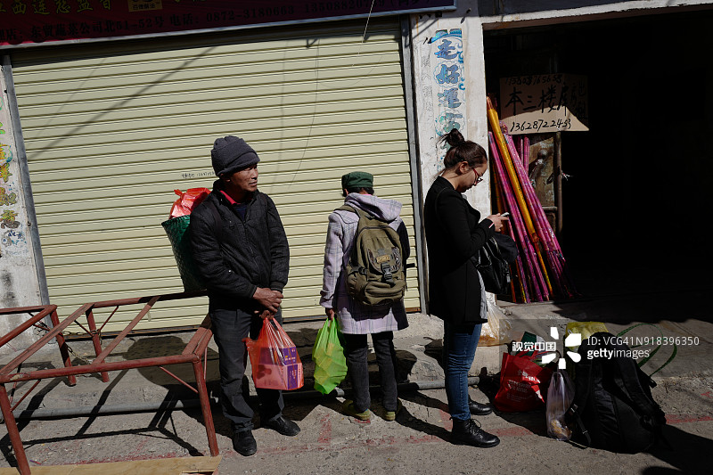 中国云南大理农贸市场春节前夕购买年货的人们图片素材