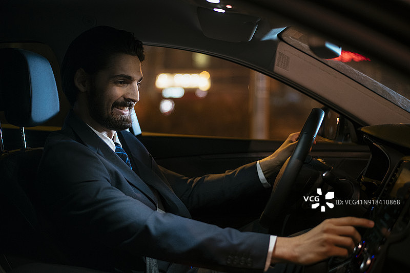 夜晚车内的商人图片素材