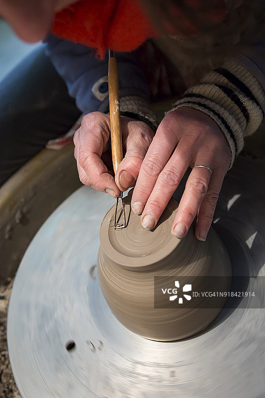 在法国南锡修整碗底的大图图片素材
