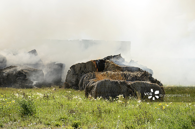 美国北达科他州魔鬼湖附近燃烧的旧草堆图片素材