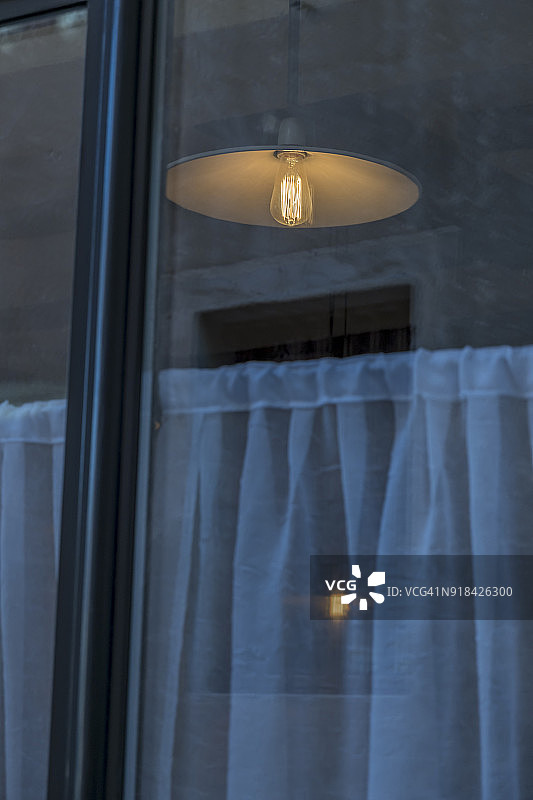 带窗帘和旧灯的窗户图片素材