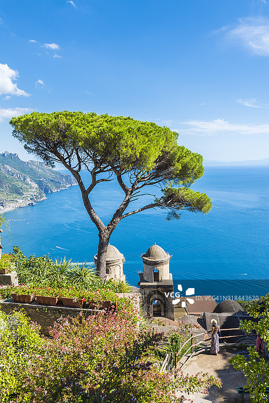 年轻女子欣赏风景，拉韦洛，阿马尔菲海岸，萨莱诺，坎帕尼亚，意大利图片素材
