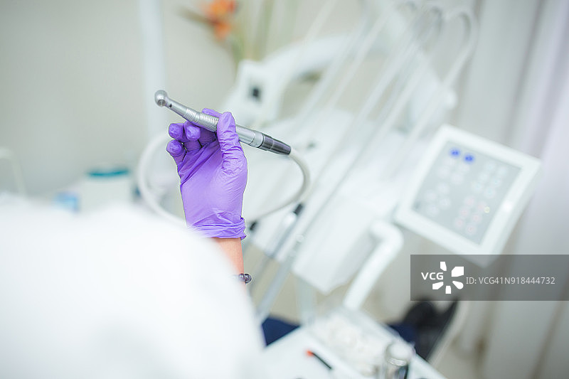 牙医更换牙钻上的钻头图片素材
