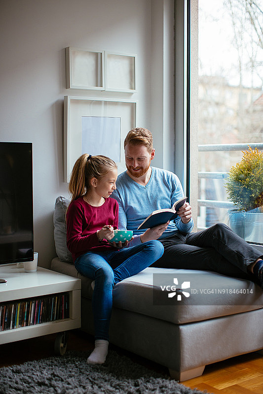 父女共度美好时光图片素材