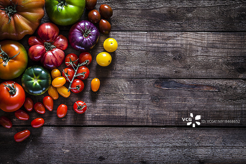 乡村木桌上的番茄品种图片素材