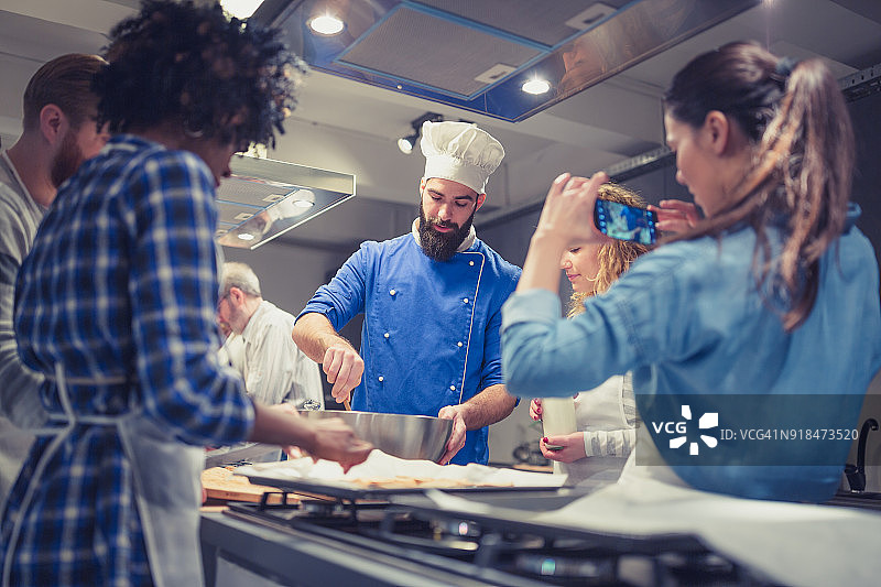 厨师指导烹饪课程，讲解技巧图片素材