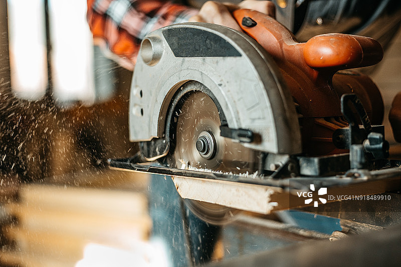 使用圆锯的木匠图片素材