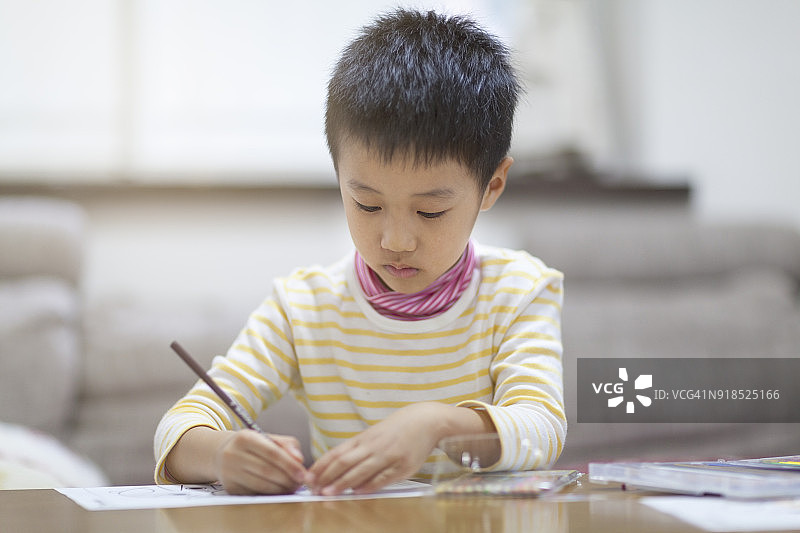 儿童在家画画图片素材