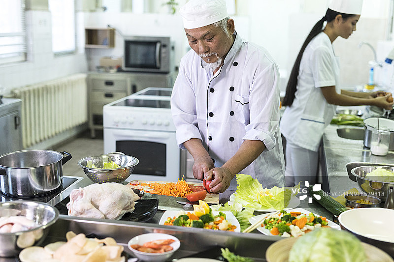 中餐厅厨师和女助手图片素材