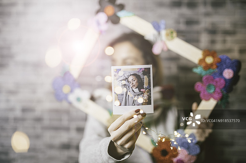 使用宝丽来相机的艺术家图片素材